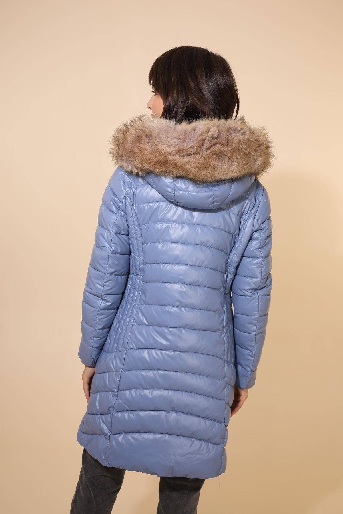 Attrait Paris – Großhandel Pufferjacke – Damen – Metallic lange Steppjacke mit Fell am Kapuzenrand23