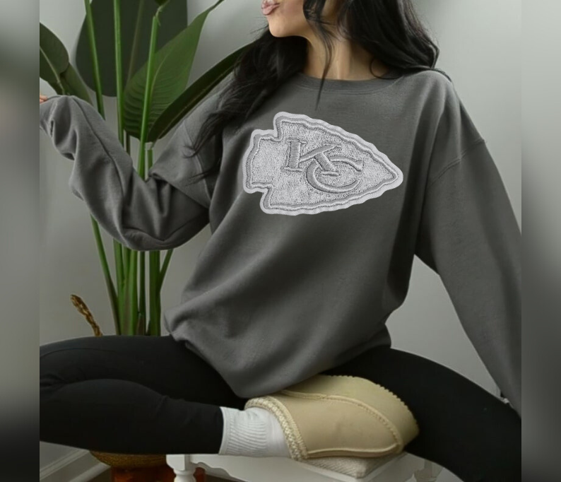 Barefoot Beauties - Venta al por mayor Sudadera estampada - Mujer - ¡NUEVO! Parche bordado sintético monocromático de KC con cuello redondo [SLATE]0