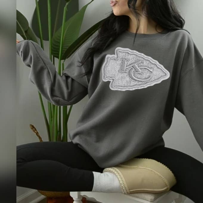 Barefoot Beauties – Großhandel Sweatshirt mit Grafikdruck – Damen – NEU! KC Aufnäher mit Rundhalsausschnitt, Kunststickerei, einfarbig, Schiefergrau0