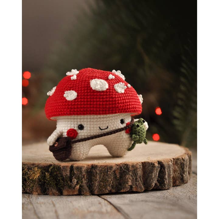 TOMOPOD LLC - Wholesale Decorative Tabletop Object - Crochet Mushroom With Green Frog, Amigurumi Mushroom Decor0