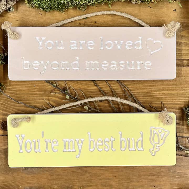 Rustikales Holzschild „You are loved beyond measure“, 30 cm für den Großhandel von Ragdoll Home