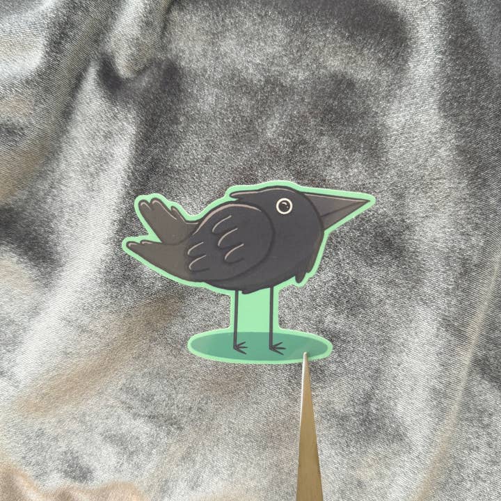 Autocollant Vinyle Corbeau Mignon - Imperméable, Style Gothique Punk pour la vente par Hawburns Studio