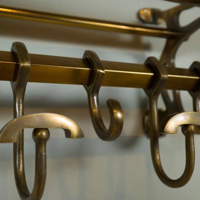 DDecorStore – Großhandel Garderobenständer – Französische Garderobe, Gepäckträger/Zug, Wandhalterung