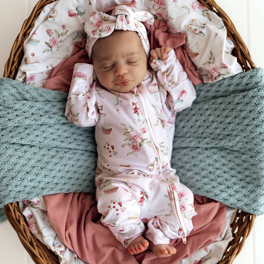 Snuggle Hunny - Vente Barboteuse – bébé - Combinaison convertible avec volants "Alice’s Tea Party" en coton bio0