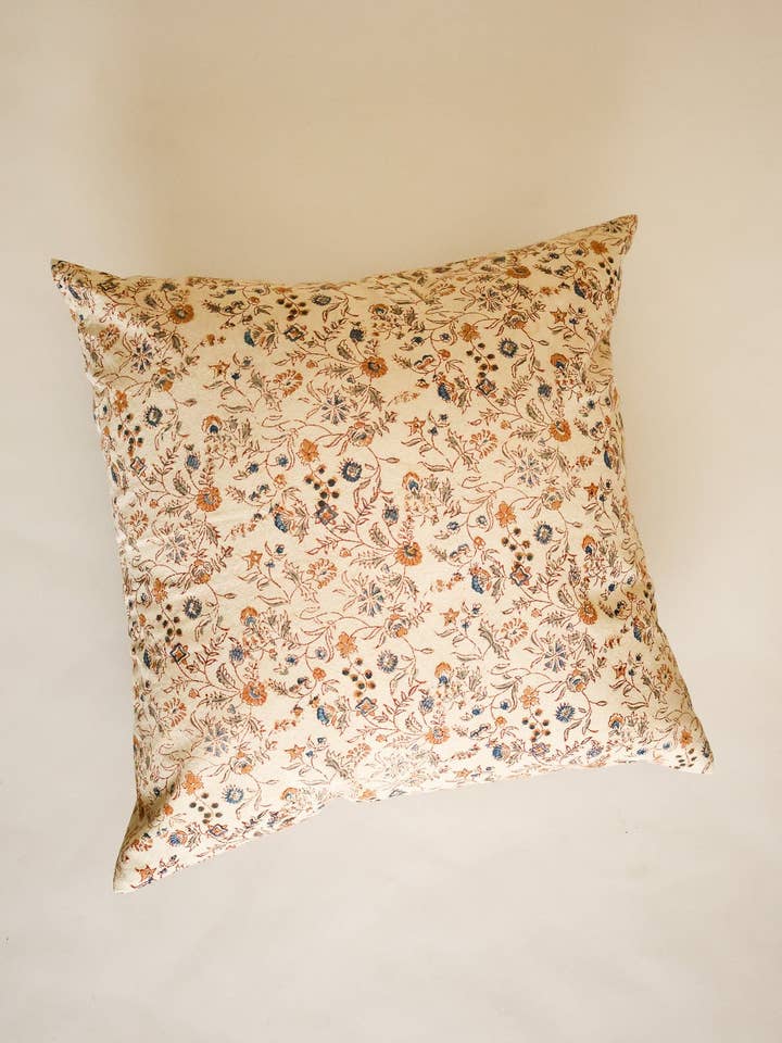 Coussin Kalamkari Vignes de Fleurs Sauvages pour la vente par Ninéh