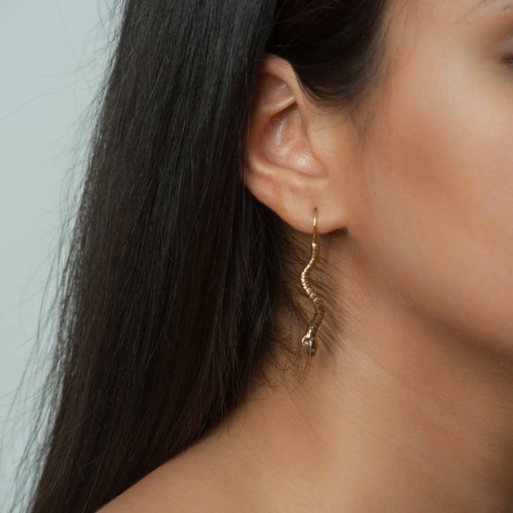 Discoveries, Inc. - Vente Boucles d'oreilles pendantes - Boucles d'oreilles en forme de serpent égyptien - Finition dorée antique3