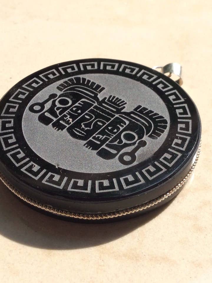 Leven-Dood Hanger gegraveerd in Obsidiaan - Mexicaanse precolumbiaanse sieraden voor wholesale door OllinMexica