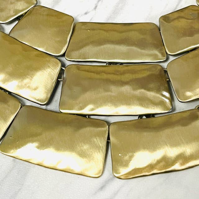 Anita K By Blushing Pink - Vente Colliers plastrons - Collier plastron chunky en or martelé avec pierre de bronzite4