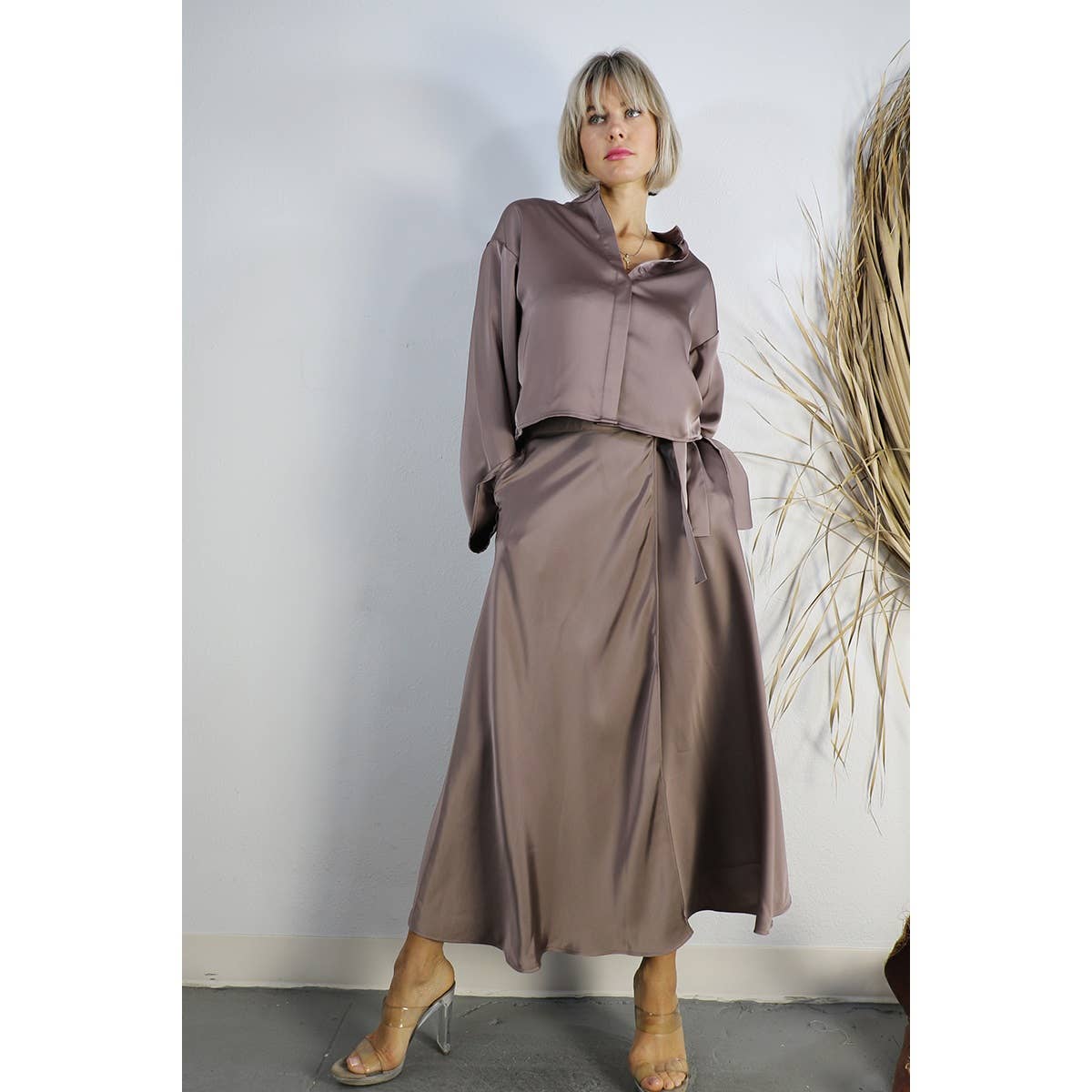 MARRÓN MALVA CONJUNTO DE TOP CORTO DE SATÉN CON FALDA CRUZADA de venta al por mayor en Faire14