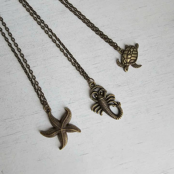 Einfache Bronze-Charm-Halsketten — Seestern, Hummerschildkröte für den Großhandel von Divine Dragon Designs