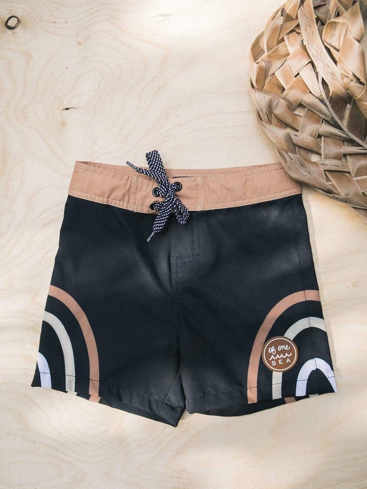 Shorts de ville pour enfant en noir Lava Rainbow Arches pour la vente par Of One Sea