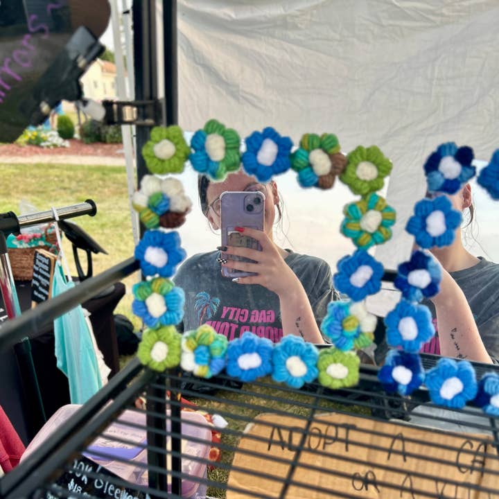 Crochet by Jolene - Venta al por mayor Espejos de pared - Espejo de ganchillo con forma de flor de hojaldre de 8 x 8 pulgadas3