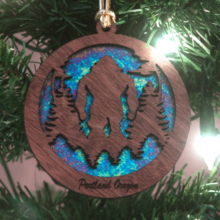 Ornement Souvenir - Sasquatch pour la vente par Dee Janssen GlassWorks