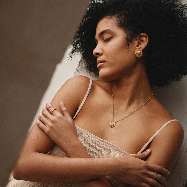 Agapée Jewelry - Vendita all'ingrosso Collana con ciondolo/pendaglio - Collana Amada con ciondolo a cuore vintage in oro impermeabile3