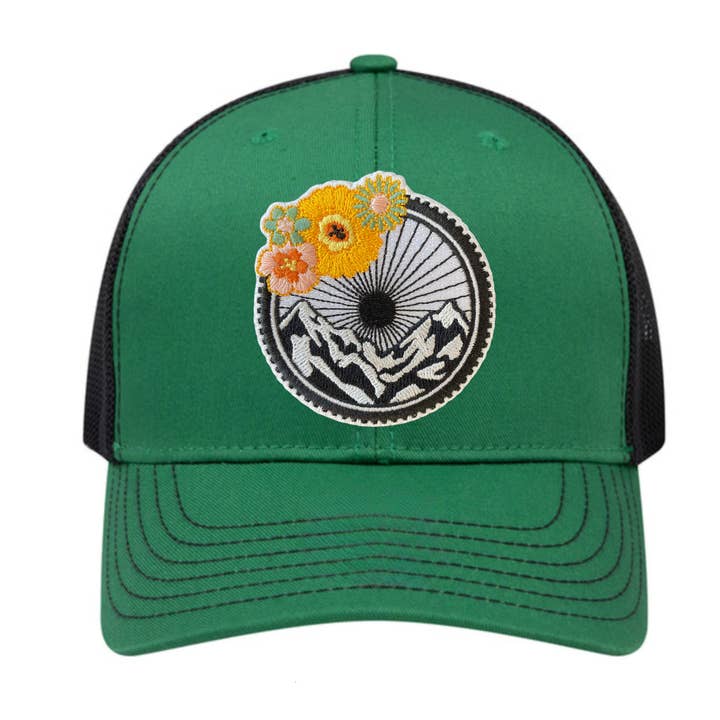 Casquette de camionneur pour femme avec patch vélo floral et montagne pour la vente par Spruce Seed