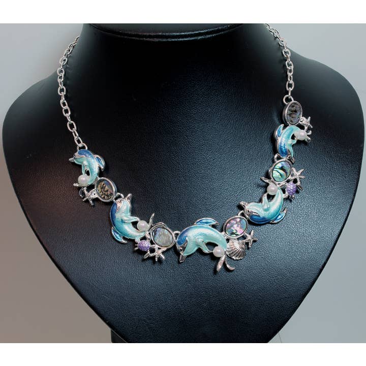 Halskæde med blå delfin i havtema for engroshandel hos Western Counties Wholesale