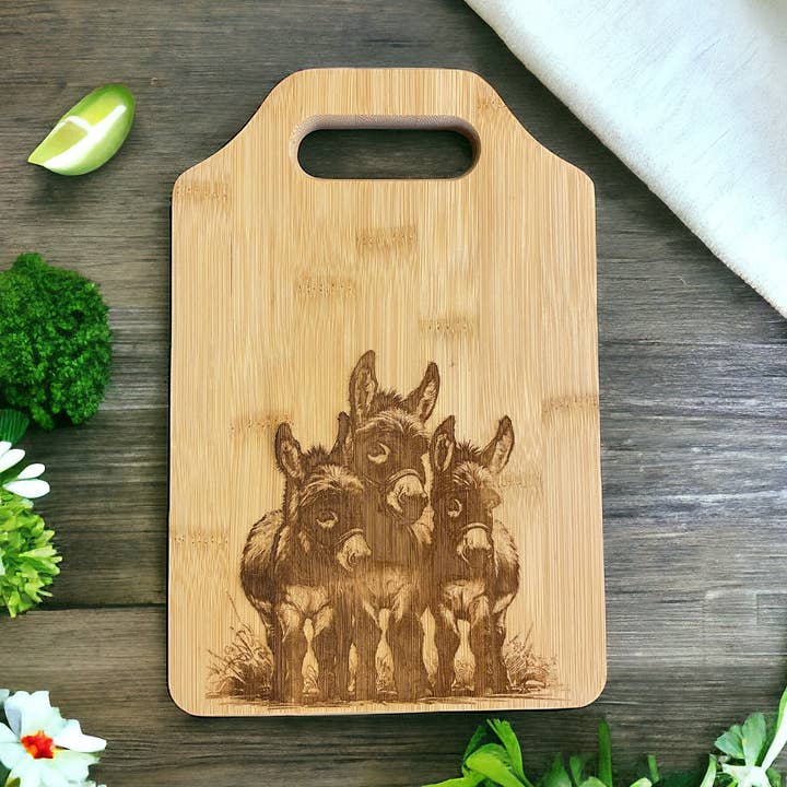 Planche à découper en bambou avec gravure famille d'ânes pour la vente par The Krafty Equestrian