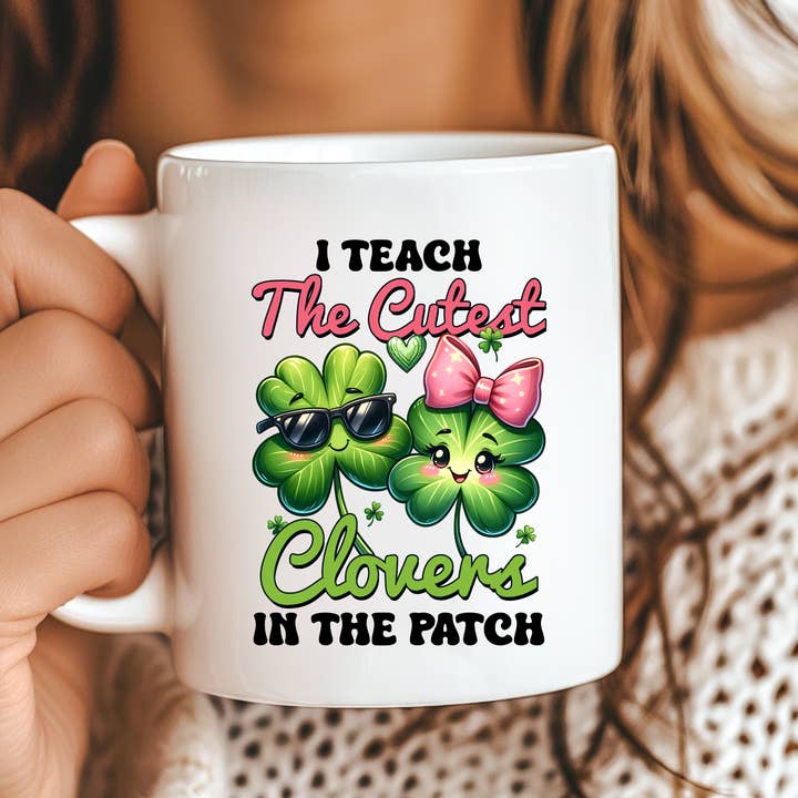 J'enseigne aux trèfles les plus mignons du champ Tasse de la Saint-Patrick. pour la vente par Hello Gorgeous Mugs