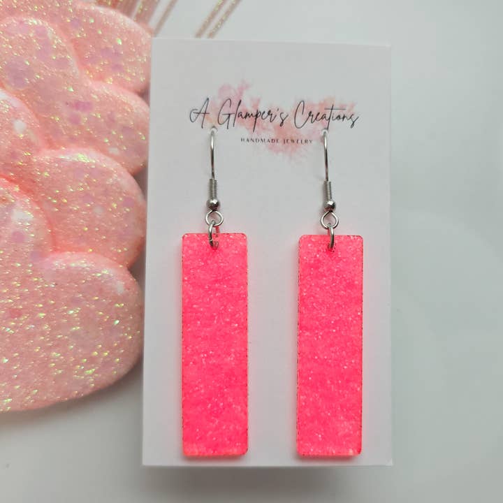 Boucles d'oreilles barres en acrylique pailleté rose néon. pour la vente par A Glamper's Creations LLC