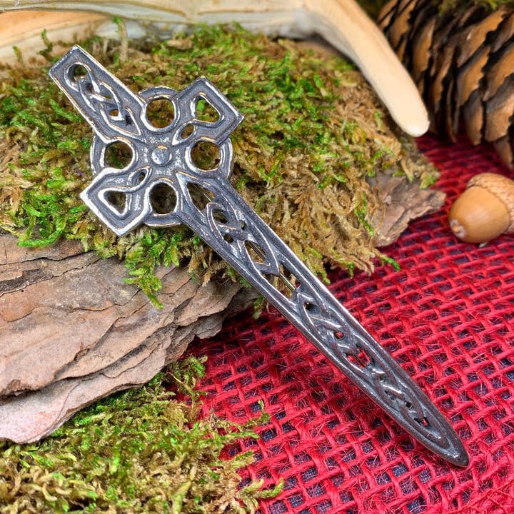 Épinglette à kilt Rowan en forme de croix celtique pour la vente par Celtic Crystal Designs Jewelry & Gifts