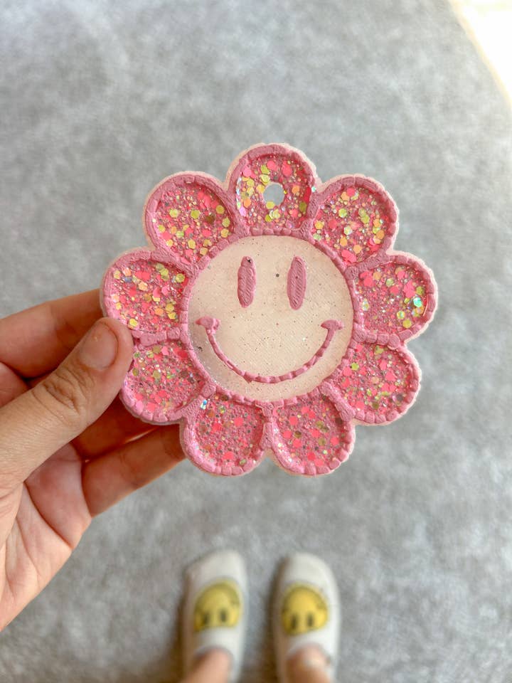 Smuk n' Pink Smiley Daisy Bilfrisker for engroshandel hos Within The Wildflowers