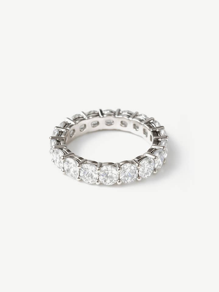 Bague empilable avec pierres rondes en zircon cubique pour la vente par MUCHV