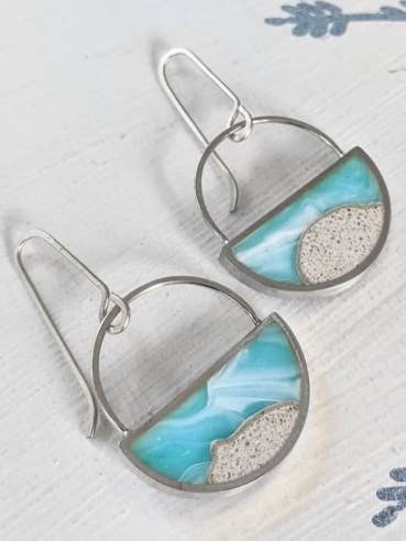 Brincos pendentes meia-lua de areia e resina por atacado de Muro Jewelry