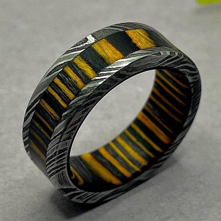 Anello in acciaio damasco fatto a mano e legno di botte di whisky – Fede nuziale unica, anello di fidanzamento rustico, anello di promessa per lui e per lei. per la vendita all'ingrosso da parte di RustyStudioUSA