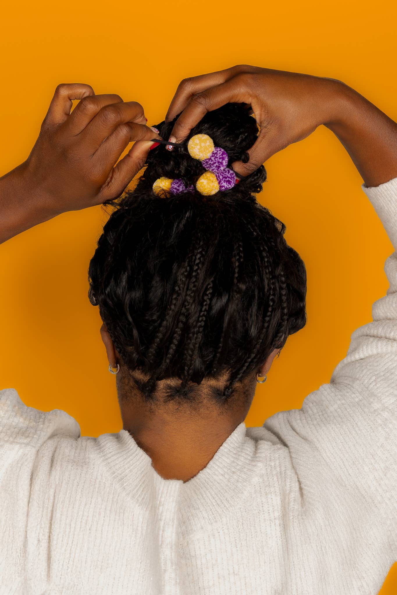 Double Pom – Engroshandel Hårbånd - Dame – Hårelastikker med lilla og guld konfetti-pomponer, 3-pak2