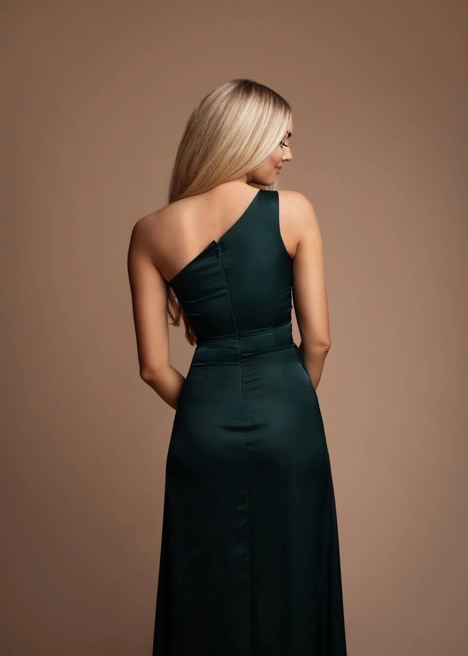 Eva & Lola - Epsilonn - Vendita all'ingrosso Abito da sera - Donna - Abito lungo asimmetrico fluido con spacco elegante - HM24383