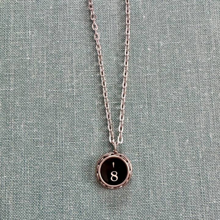 Collier Clé de Machine à Écrire Clé Aléatoire Édition Limitée Support pour la vente par Joy Sparks Designs