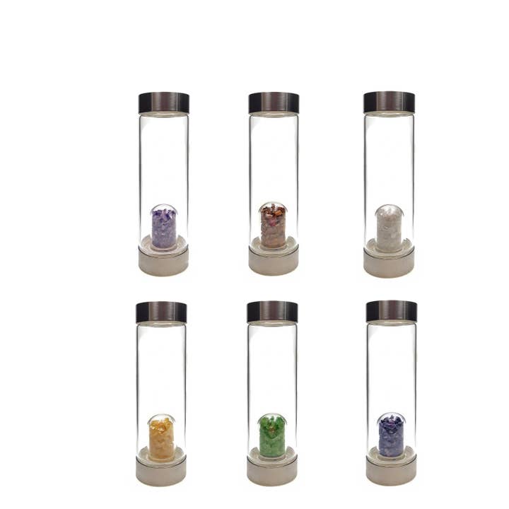 03 - Bouteille d'eau en verre de guérison infusée de cristaux avec éclats de pierres précieuses 9" de hauteur Améthyste, Œil de Tigre, Quartz, Aventurine, Citrine, Lapis pour la vente par CRCBEADS