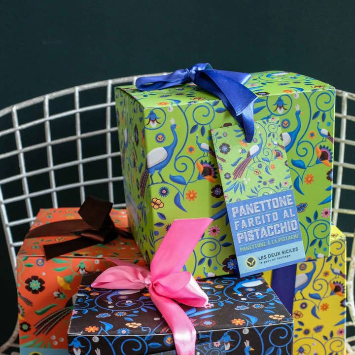 Les Deux Siciles - Wholesale Cake - Panettone with pistachio cream, covered in white chocolate7