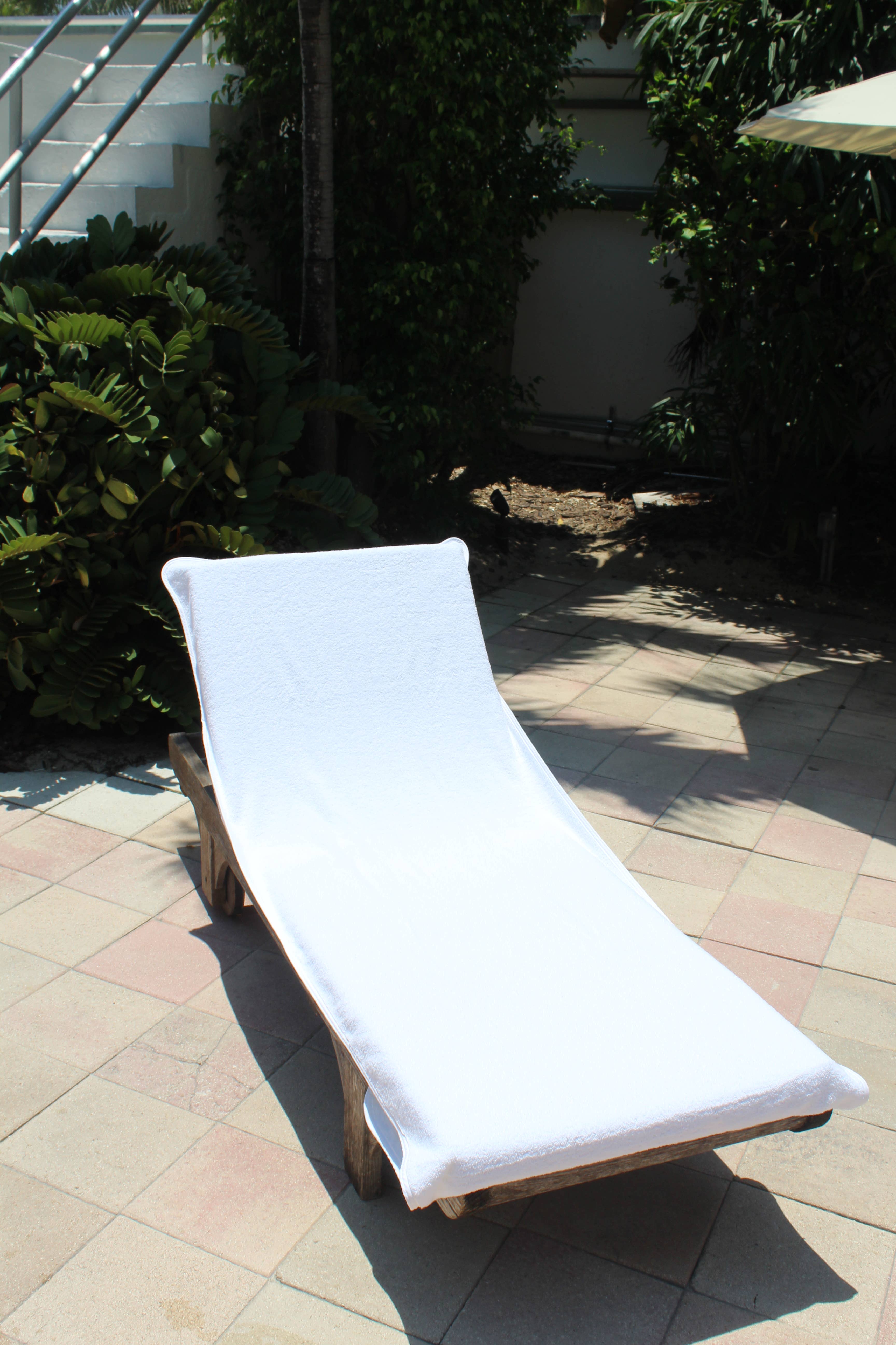 Globaltex Fine Linens – wholesale Schäslong – Överdrag till solstol och vit pool- och strandhandduk1