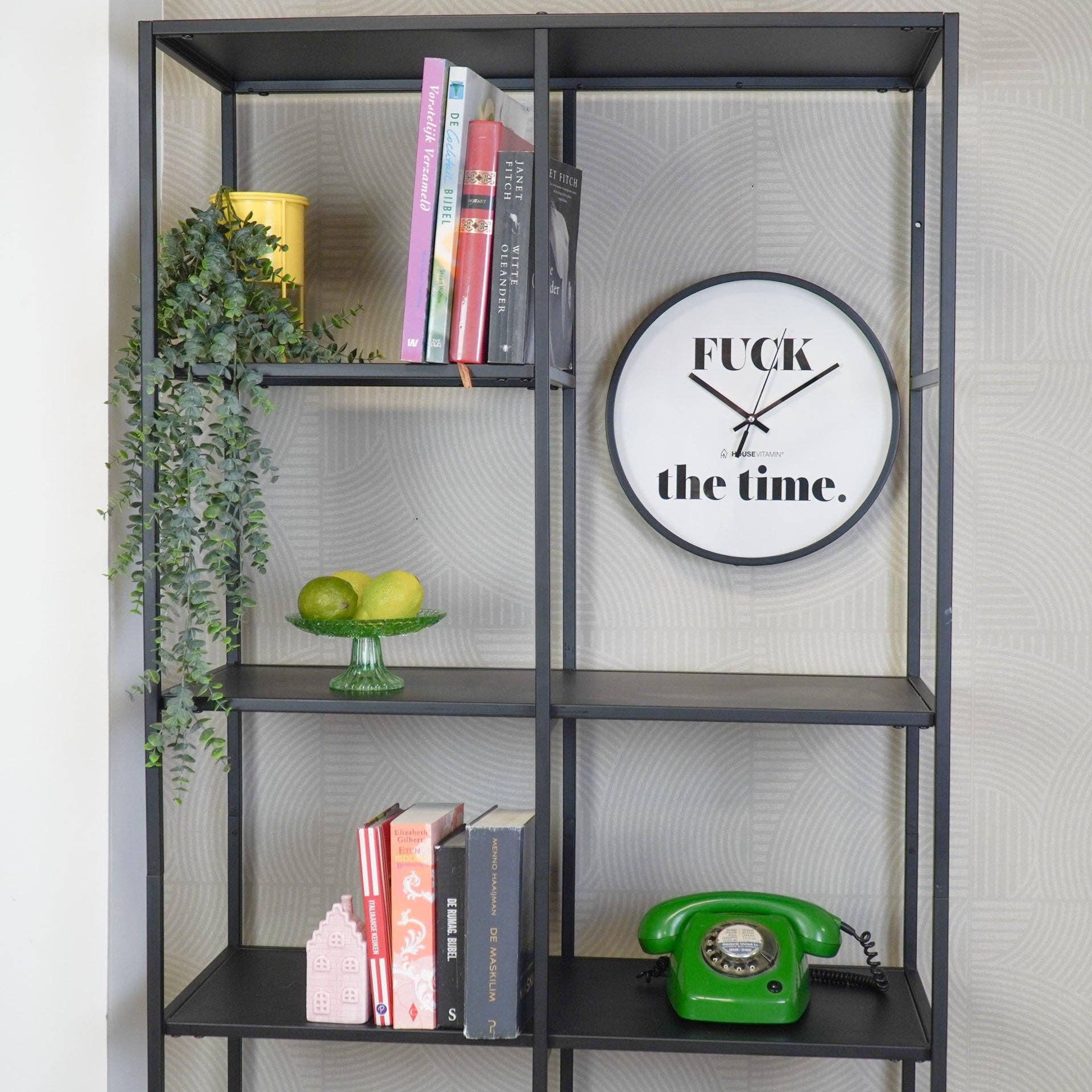 Housevitamin bv – Engroshandel Vægur – Vægur - 'FUCK tiden' - Sort/Hvid - 34x34x4 cm2