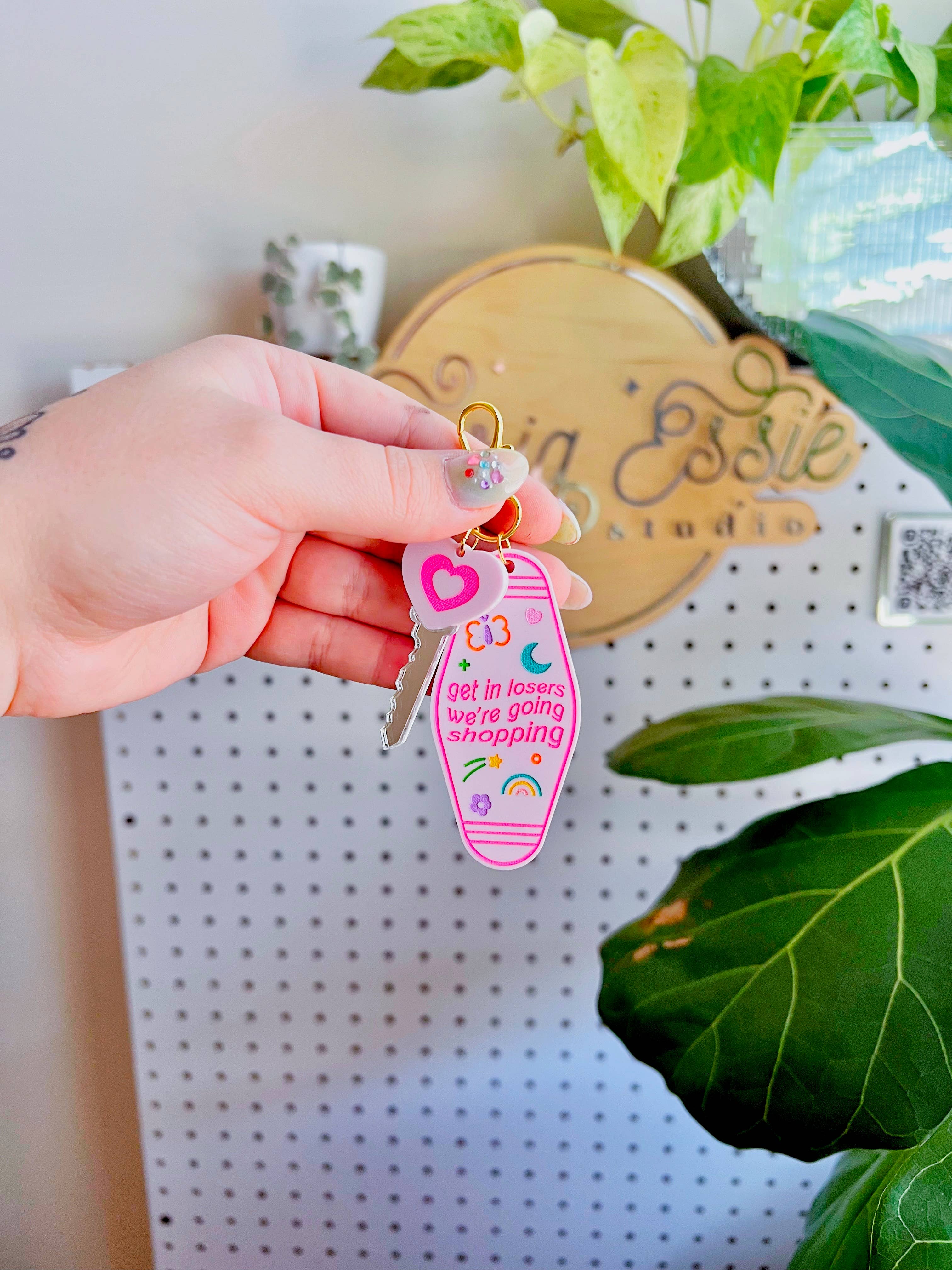 Victoria Essie Studio – Großhandel Schlüsselanhänger – Damen – Geht rein, Verlierer, wir gehen einkaufen, Motel Keychain1