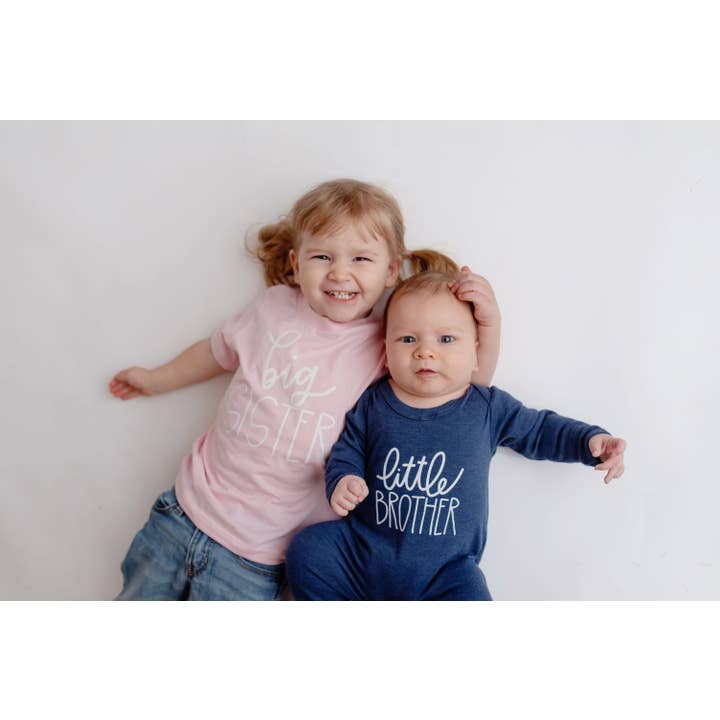 Cuddle Sleep Dream – Großhandel T-Shirt mit Siebdruck – Kinder – Große Schwester, Drehbuchstil | Rosafarbenes T-Shirt1