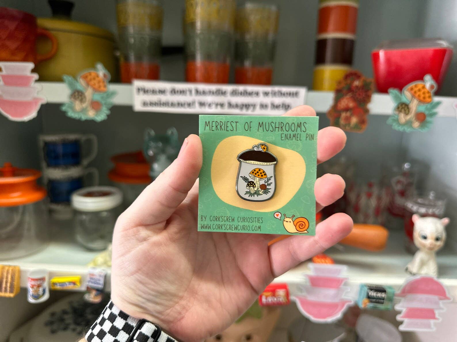 Corkscrew Curiosities - Vente Épinglettes/boutons - Épinglette en émail Merry Mushroom1