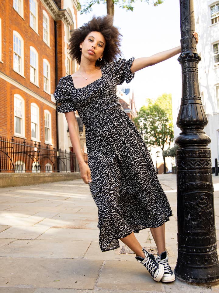 Abito midi arricciato con scollo quadrato a fiori bianchi e neri | Jessie per la vendita all'ingrosso da parte di Chekani