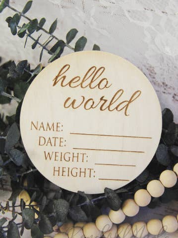 Hej Verden Nyfødt indgraveret træskilt for engroshandel hos KendollMade