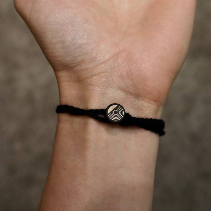 Full Circle Co. – wholesale Berlockarmband – Cross Stick - Återvunnet Cymbal Armband