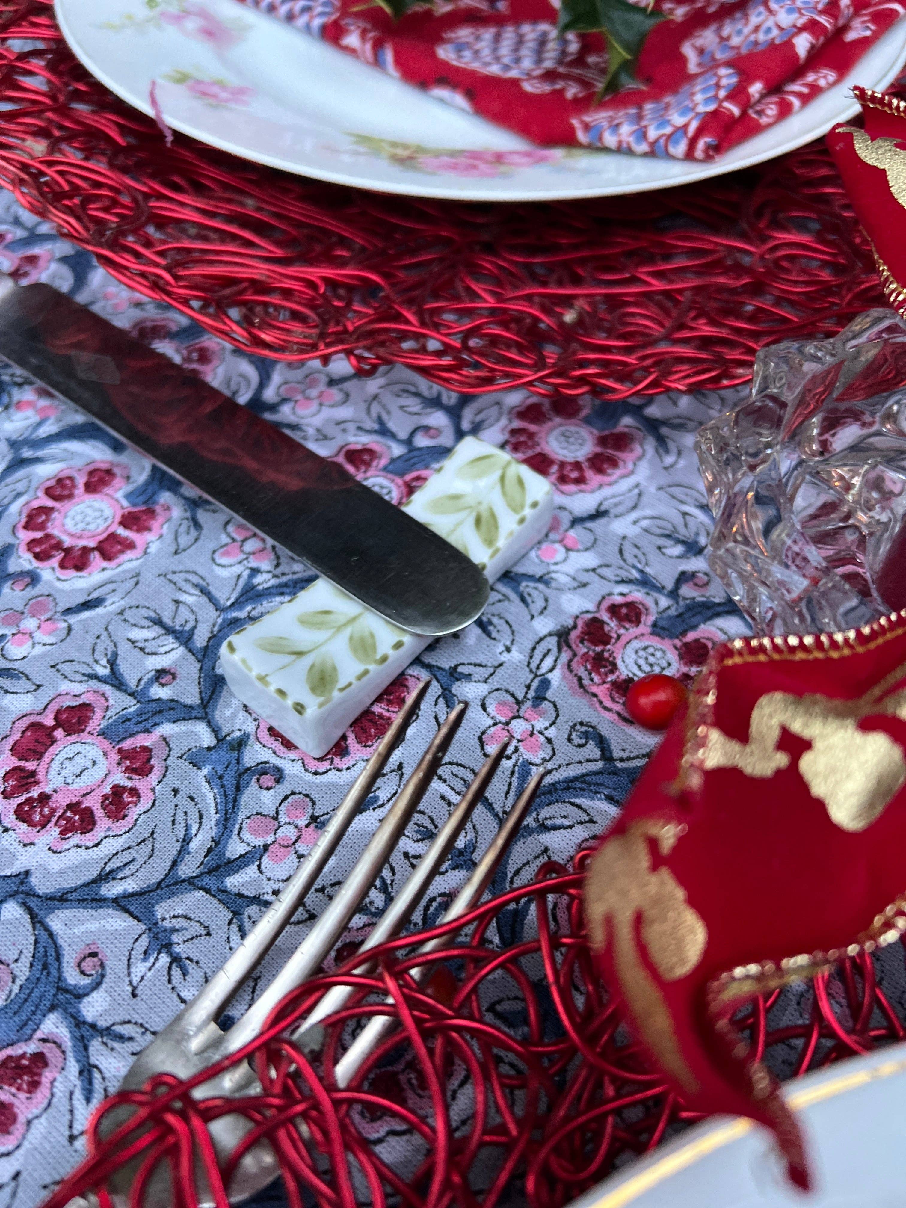 Cristina Cisneros – Großhandel Essgeschirr-Set – Set mit 6 handbemalten Porzellan-Besteckablagen in Rosa und Blau9