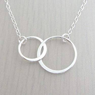 A Charmed Impression – Engroshandel Halskæde med vedhæng – Gudmor og guddatter • Dobbelt Infinity Circles halskæde • 925 Sterling Sølv • Fødselsdagsjuledåbsgaver • Gud Moder til fra Gud Datter • Uendelige kærlighedssmykker