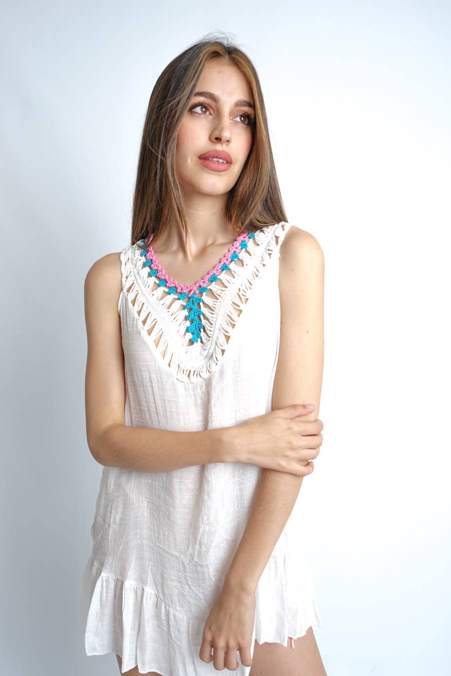 Logionline SLU – Engroshandel Kjole - Dame – Kort boheme-ibizensk kjole med åben ryg og farverige kvaster0