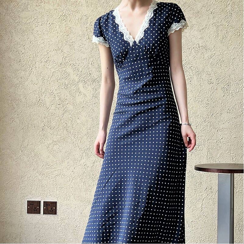 MARINBLÅ V-ringad klänning med spetskant och prickar för wholesale på Faire0