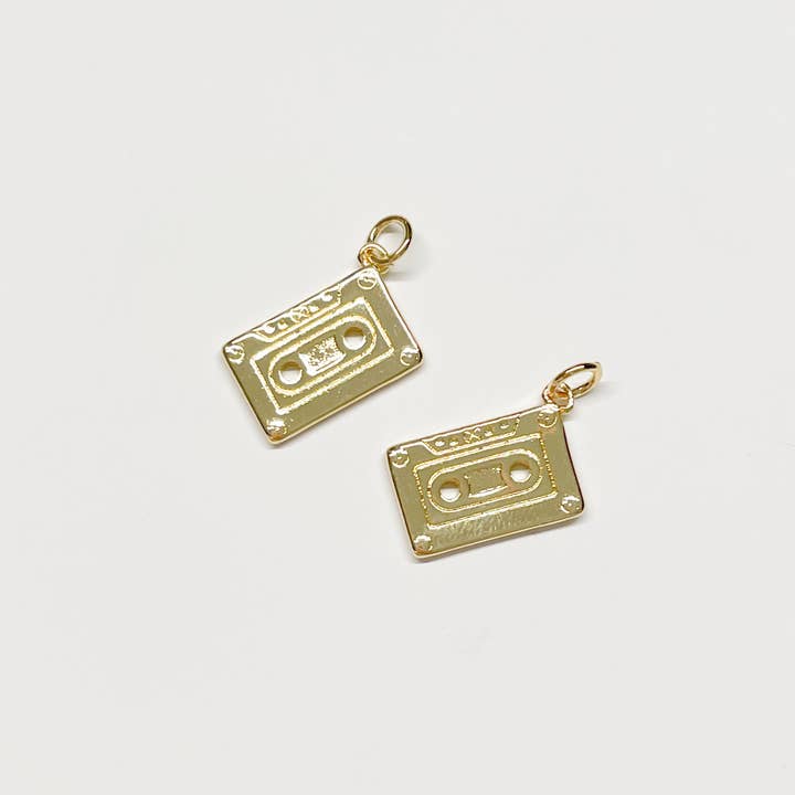 PENDENTIF CASSETTE AUDIO pour la vente par Goldie Charm Bar