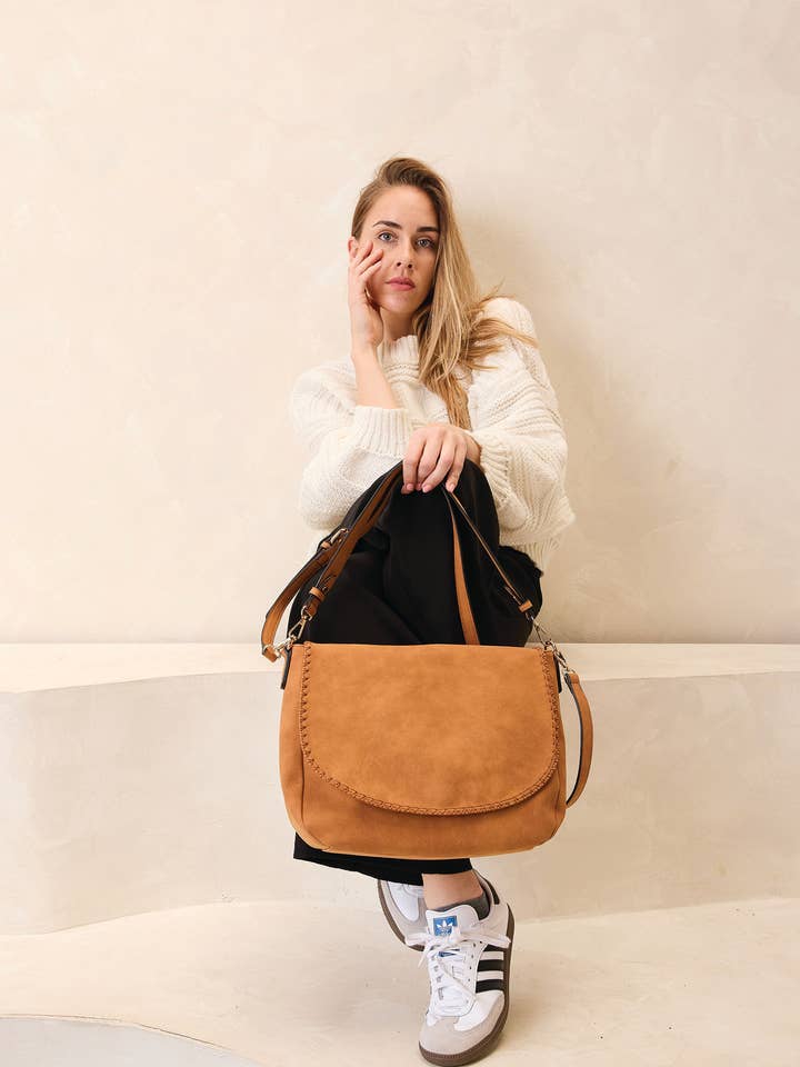 Cartera M2519 Jess de gamuza sintética con solapa en punto de látigo para venta al por mayor de Jen & Co.