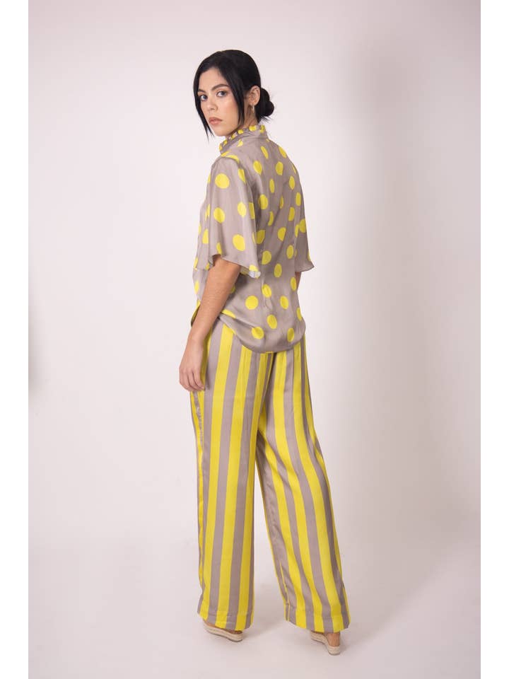 Martha Sevcik – Engroshandel Bukser - Dame – Silke Bukser - Lodret Grå og Gul Striber2