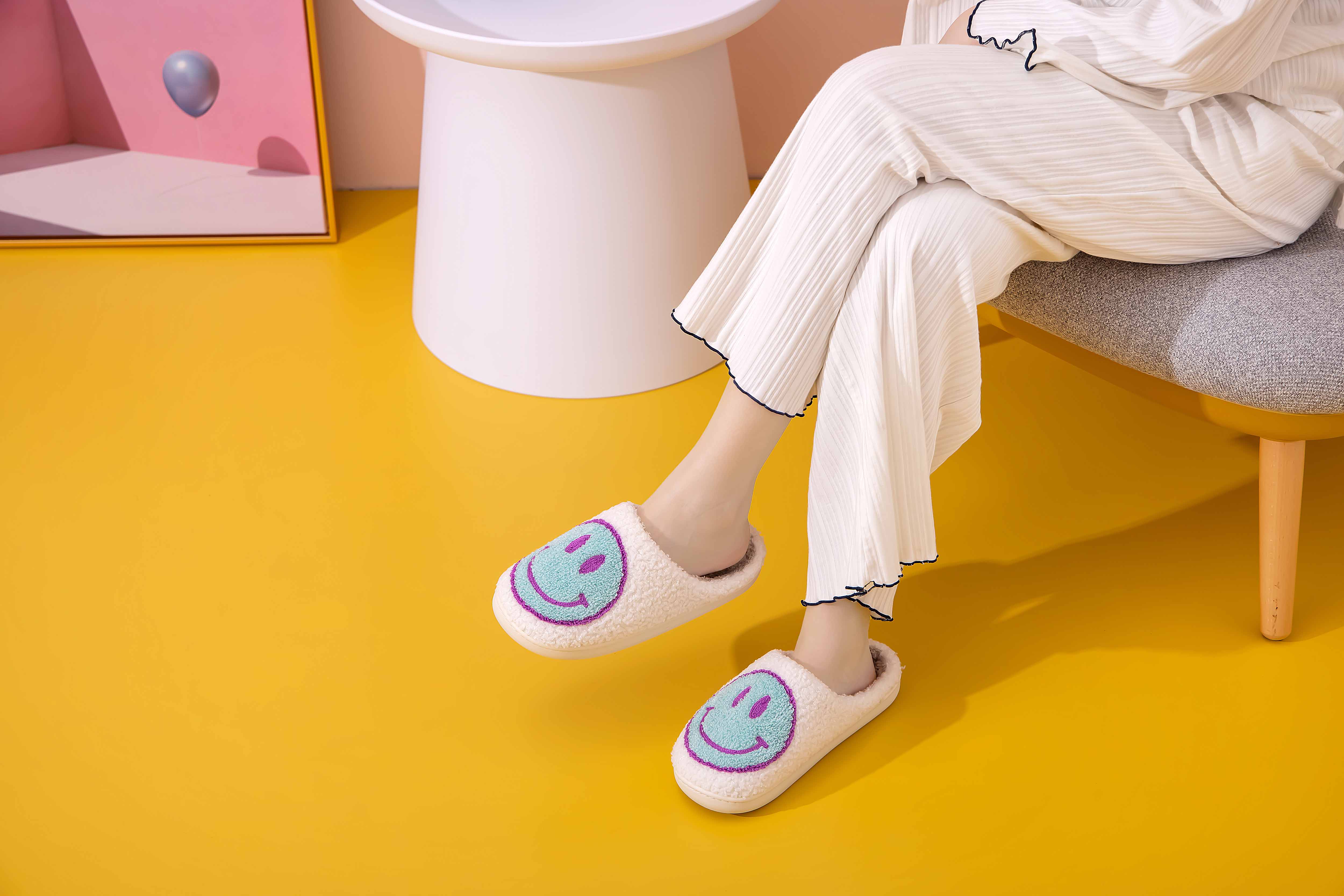 Shop Lev - Vente Chaussons – femme - Chaussons confort à semelle légère en fausse fourrure douce avec visage souriant pour adulte53