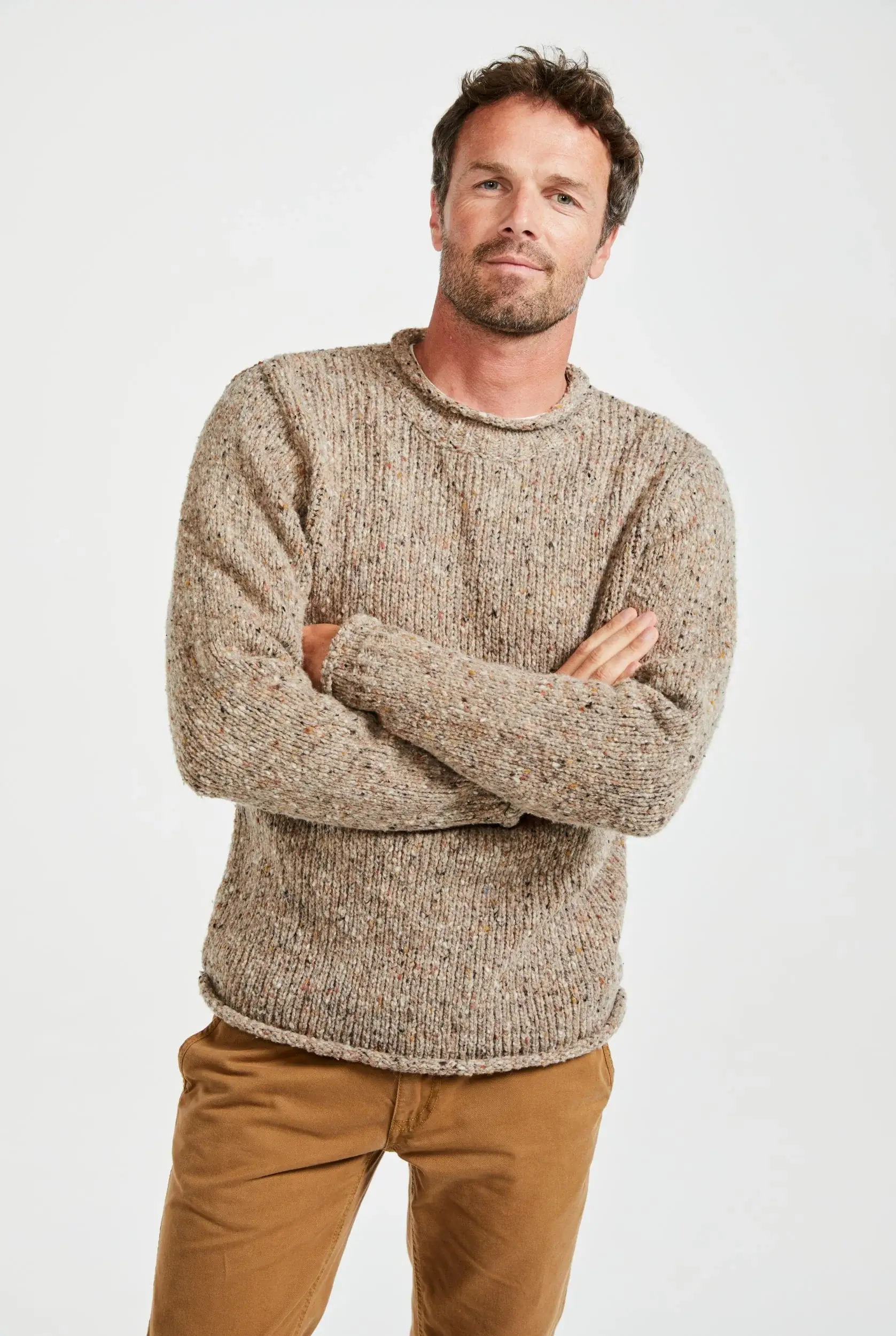 Aran Woollen Mills - Venta al por mayor Jersey de punto - Hombre - Suéter para hombre Raheen Tweed con cuello redondo - color avena2